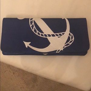 Blue anchor clutch